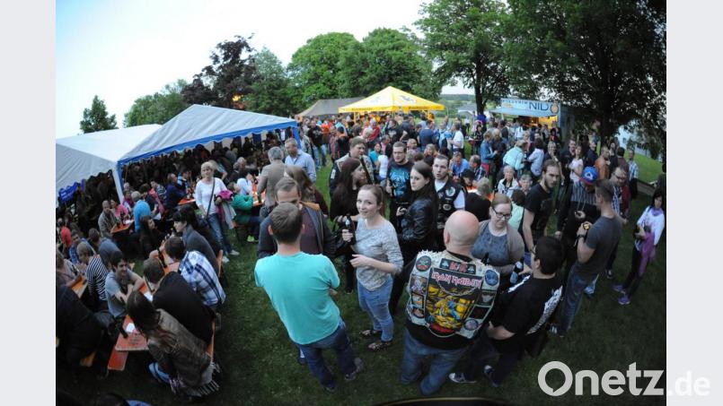 Volle Hütte am Hohenkemnather Dorfplatz. Die Hohenkemnather Reservisten freuen sich auch in diesem Jahr wieder über viele Besucher bei drei Livebands. Bild: Andreas Brückmann