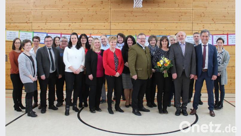 Der scheidende Schulleiter Ulrich Sangl (Vierter von rechts) mit seiner Frau Gabi, Schulamtsdirektor Rudolf Kunz (Zweiter von rechts), der stellvertretenden Schulleiterin Studienrätin Marianne Schmidt (Zwölfte von links), Bürgermeister Alfred Stier, Pfarrer Konrad Amschl (Vierter von links), Pastoralreferentin Maria Wagner (Zweite von links) und weiteren Gästen. Bild: sfo
