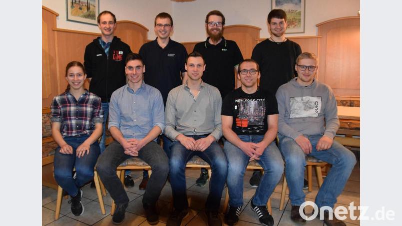 Die neue Führungsriege bilden (stehend, von links) Johannes Nickl, Sebastian Mois, Michael Strobel, Johannes Eckl sowie (sitzend, von links) Theresa Bäumler, Johannes Wittmann, Peter Hammer, Thomas Hösl und Martin Frank. Bild: exb