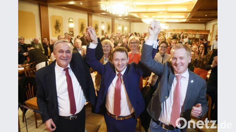 Im vollen Lehner-Saal in Rothenstadt ließen die begeisterten Genossen ihren Oberbürgermeister-Kandidaten Jens Meyer (Mitte) hochleben. Bild: Gabi Schönberger