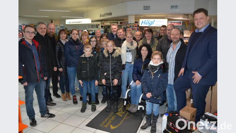 Eine Besuchergruppe des CSU-Ortsverbandes Mitterteich um Bürgermeisterkandidat Stefan Grillmeier (rechts) und Bürgermeister und Landratskandidat Roland Grillmeier (Zweiter von links) informierte sich über die Firma „Autoteile Högl“ an der Waldsassener Straße 38. Einblicke in das Unternehmen gab Randolf Högl (Zweiter von rechts). Bild: jr