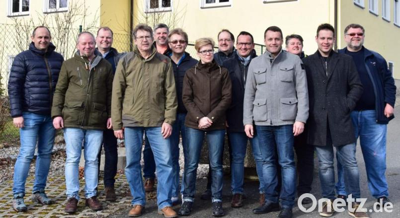 Interessante Informationen gab es für die SPD-Stadtratskandidaten beim Ortstermin mit der Vereinsspitze des TuS Schnaittenbach. V. l.: Thomas Kumeth, Gerhard Heindl (Vors. Geflügelzuchtverein), Holger Krügelstein, Gerald Dagner (TuS-Vorsitzender), Matthias Kick (Kirchenpfleger Holzhammer), Franz Schumann (Gesamtjugendleiter TuS), Kerstin Maunz (stellv. TuS-Vorsitzende), Günter Schuller, Christian Hartmann (Betriebsratsvorsitzender AKW), Uwe Bergmann (2. Bürgermeister), Ute Pirke, SPD-Ortsvorsitzender Daniel Hutzler und Manfred Kick. Bild: u