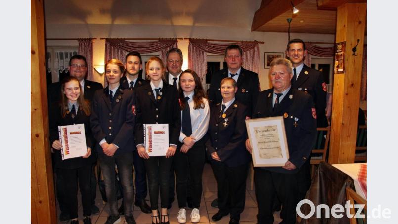 Die Feuerwehr Lehendorf ehrt (vorne links) die vier Jugendfeuerwehrler Theresa Vogel, Merlin-Nicolas und Sarah-Alexa Ertel sowie Marleen Lederer, Maschinistin auf Lebenszeit Margot Zinnbauer und Ehrenkommandant Robert Hollederer. Hinten von links Kommandant Daniel Lobewein, Jugendbetreuer Tobias Pürner, Landrat Richard Reisinger, Vorsitzender Erwin Grötsch und Bürgermeister Roman Berr. Bild: ds