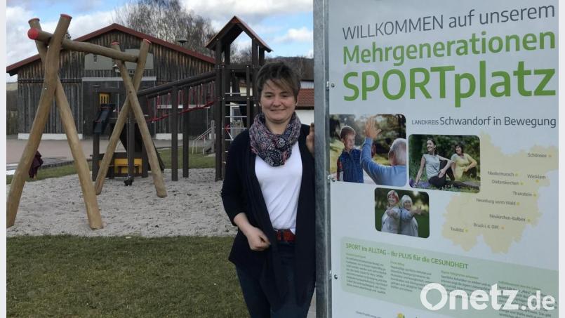 Bürgermeisterin Sonja Meier ist stolz auf den Spielplatz in Schneeberg, auf dem Alt und Jung gemeinsam Zeit verbringen. Bild: exb