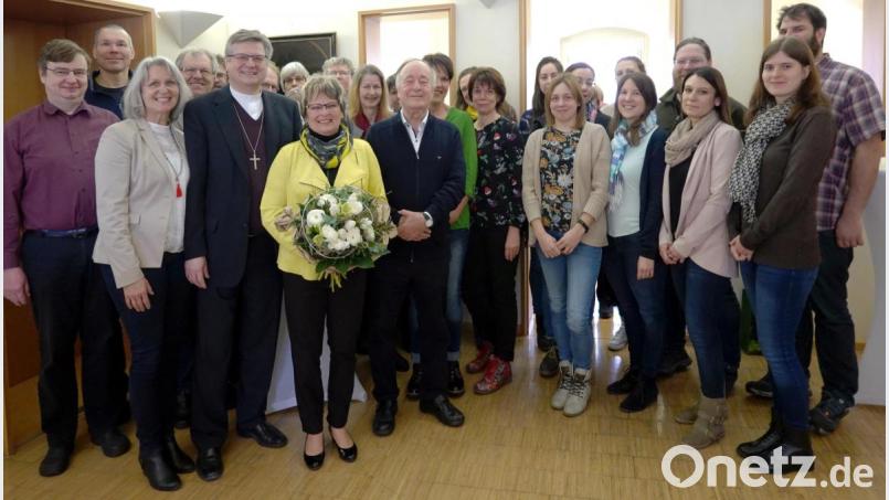 Gerda Donhauser (vorne, mit Blumen), wird von Dekan Karlhermann Schötz (links daneben) und den Mitarbeitern des Evangelischen Dekanats verabschiedet. Bild: gac
