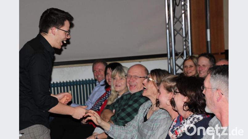 Martin Frank begrüßte beim „Warm-up“ einige der Besucher per Handschlag. Einige Zuschauer hat der Kabarettist auch aktiv in sein Programm „Es kommt, wie’s kommt“ eingebunden. Bild: kro