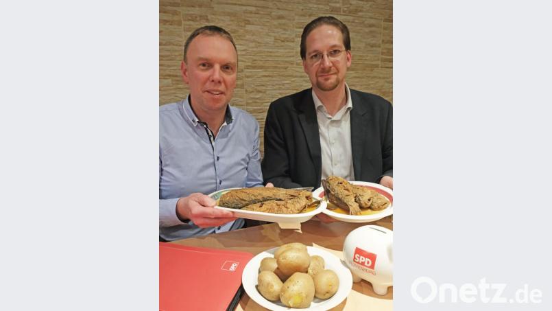 Roman Schell (links) und Holger Bannert brachten nicht nur kommunalpolitische Themen sondern auch Heringe und Erdäpfel auf den Tisch. Bild: nm