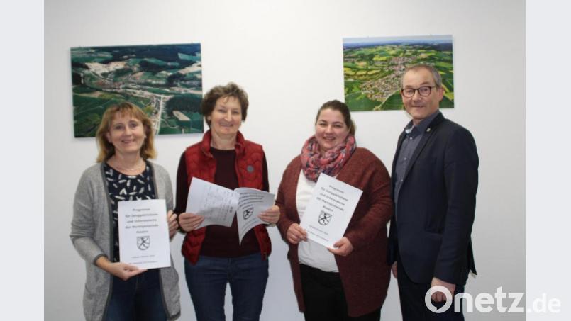 Die stellvertretende Seniorenbeauftragte Erika Müllner, Seniorenbeauftragte Marga Kraus, Franziska Haas und Bürgermeister Erwin Geitner (von links) mit dem neuen Programm. Bild: sam