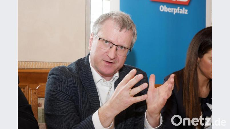 Beim DGB-Jahrespressegespräch fordert Verdi-Bezirksgeschäftsführer Alexander Gröbner einen &quot;runden Tisch&quot; zum Thema Kliniken Nordoberpfalz AG. Bild: Gabi Schönberger