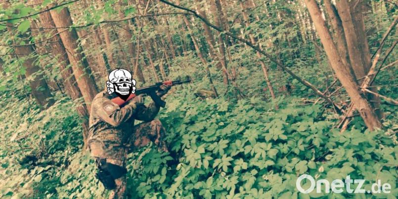Mit diesen Propagandafoto präsentiert sich nach Angaben des Nachrichtenmagazins Der Spiegel ein Mann aus dem Landkreis Cham im Internet unter dem Decknamen Heydrich. Bild: Der Spiegel