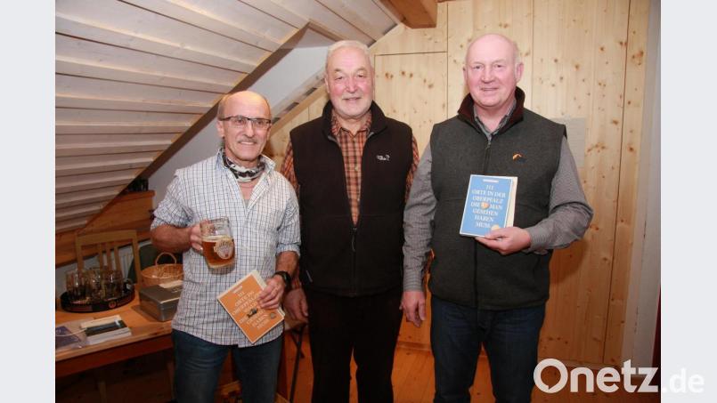 Den ersten Preis beim Bilderrätsel, das in Band 27 „Wir am Steinwald“ vorgestellt wurde sicherte sich Jochen Weidner aus Pullenreuth. Zum 2. Preis gratulierte Vorsitzender Norbert Reger dem Friedenfelser Fotograf und Naturfreund Siegfried Steinkohl (im Bild von rechts). Bild: wro