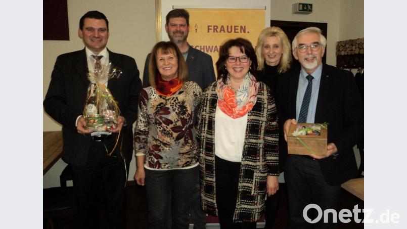 Das Frauen-Union-Team mit Christine Scherer (vorne von links), Vorsitzender Christiane Scherer und Tatjana Faderl dankten den Referenten Landrat Thomas Ebeling (links), Manfred Rodde (rechts) und CSU-Bürgermeisterkandidaten Wolfgang Prebeck für ihre Beiträge beim politischen Aschermittwoch. Bild: ksi