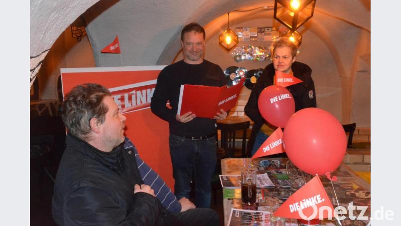 Oberbürgermeisterkandidat Ali Zant liest aus seinem feuerroten Märchenbuch. Bild: Kunz