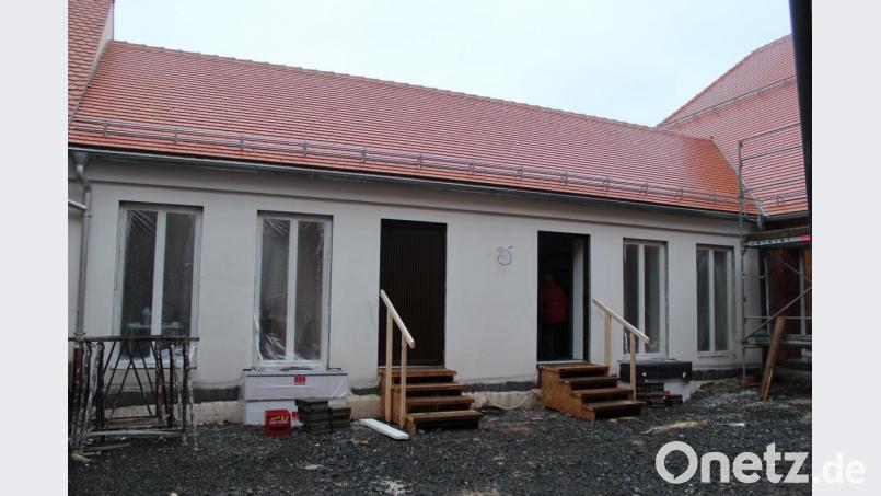 Noch führen Treppen in die beiden neuen Wohnungen, die Besucher bei der offenen Besichtigung anschauen konnten. Der Innenhof wird noch aufgeschüttet, so dass ein ebenerdiger Zugang möglich ist. Bild: sfo