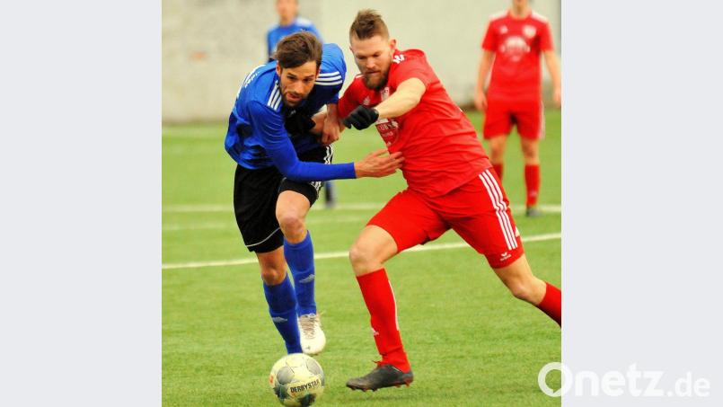Benjamin Werner (links, Szene aus dem Testspiel gegen Kickers Selb) und die SpVgg SV Weiden empfangen am Samstag die DJK Ammerthal. Bild: Werner Franken
