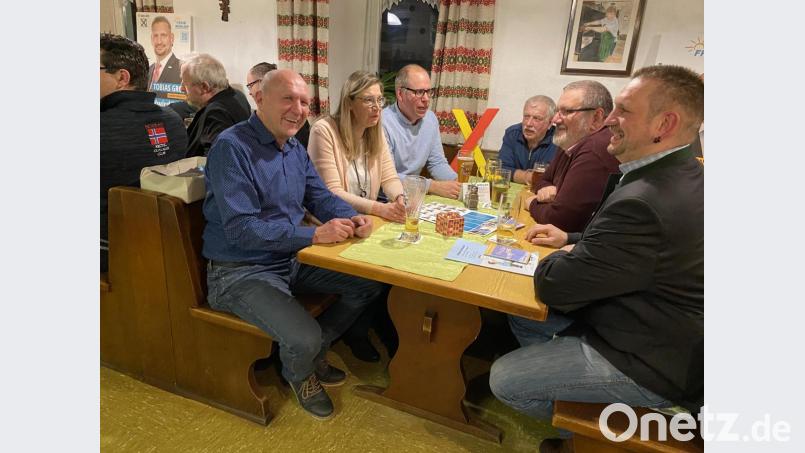 Kandidatenrunde der Freien Wähler: Bürgermeisterkandidat Oswald Lingl (links) und Landratskandidat Tobias Groß (rechts) im Gespräch mit den Kandidatenkollegen Petra Baierl (Bechtsrieth), Bernd Pscheidt (Altenstadt/WN) und Gerhard Steiner (Neustadt/WN). Bild: Eichl