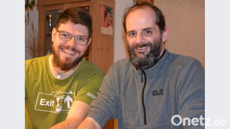 Simon Mauerer (links) und Dominik Neitz lassen sich nicht ohne Grund einen Bart wachsen. In der Tirschenreuther Passion spielen sie die Apostel Thaddäus und Jakobus. Bild: Lowak