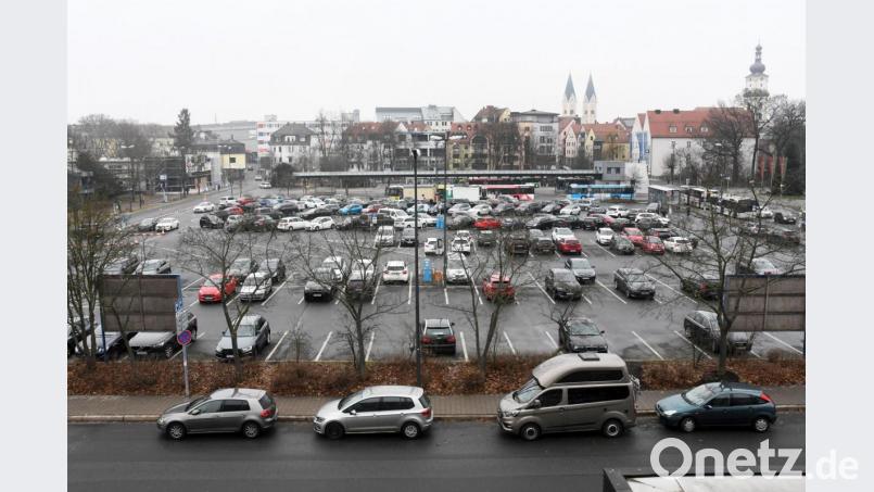 Der Naabwiesen-Parkplatz gilt als Filetstück in der Innenstadt. Wie soll er entwickelt werden? Bild: Gabi Schönberger