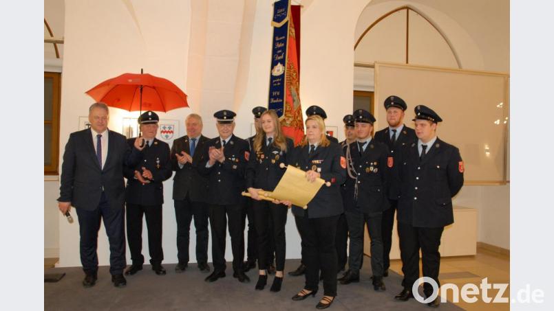 Gerne sagte Landrat Richard Reisinger (links) zu, die Schirmherrschaft beim Ensdorfer Feuerwehrjubiläum zu übernehmen. Bild: pop