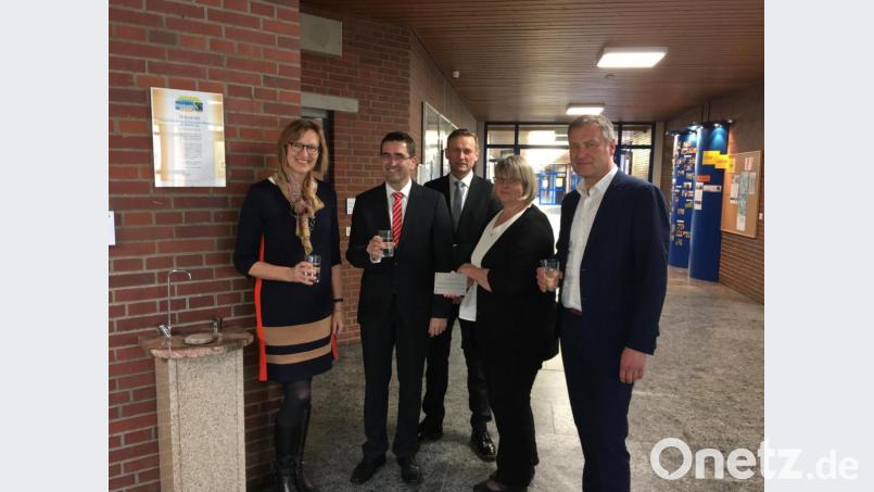 Der Förderverein hat mit Unterstützung der Sparkasse einen Trinkbrunnen realisiert. Vorsitzende Johann Baumann, Sparkassen-Gebietsleiter Günter Süß (von links) und Schulleiter Christian Schwab (rechts) genehmigen sich einen Schluck aus dem Trinkbrunnen. Mit im Bild Vorstandmitglied Hubert Pamler und die Schriftführerin des Fördervereins Monika Simon. Bild: ihl