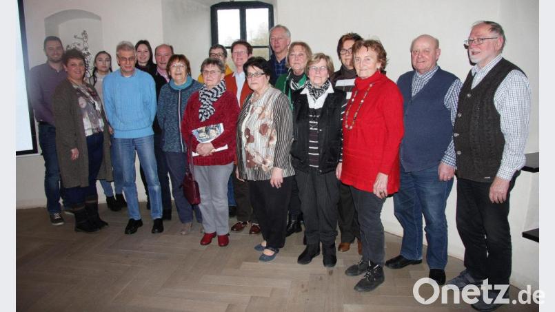 Geleitet wurde die Veranstaltung von Tobias Gabel und Anja Dubrowski (von links) von der Seniorenfachstelle. Dazu geladen war auch die Referentin Daniela Mädl (5. von links). Gastgeber waren Bürgermeister Herbert Bauer (rechts) und Rita Wildenrother (7.von links). Bild: wro