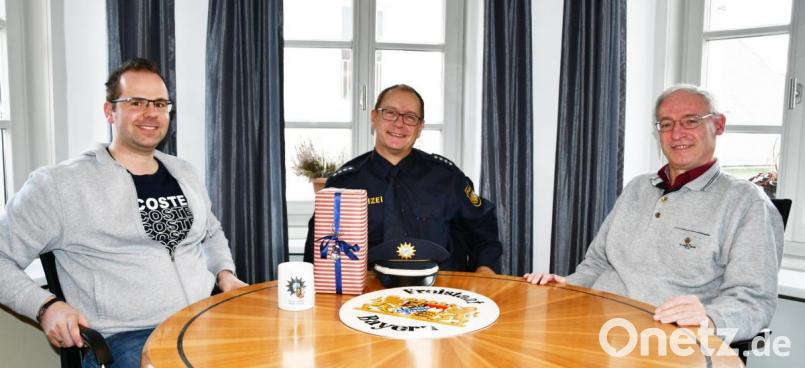 Polizeihauptkommissar Markus Schmitt (Mitte) wechselt von Burglengenfeld nach Neunburg vorm Wald. Für die vertrauensvolle Zusammenarbeit bedankten sich im Burglengenfelder Rathaus Thomas Wittmann (rechts) und Wolfgang Weiß. Bild: exb