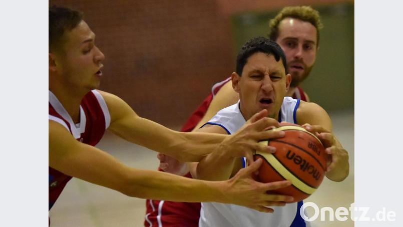 Die Hamm Baskets Weiden hoffen im Heimspiel gegen Schweinfurt auf den Einsatz von Radek Jezek (weißes Trikot). Bild: A. Schwarzmeier