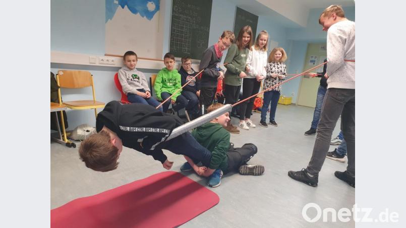 In Rollenspielen und Übungen erleben die Kinder brenzlige Situationen und erfuhren in Übungen, wie sie sich in der Realität in Konfliktsituationen verhalten sollten Bild: exb