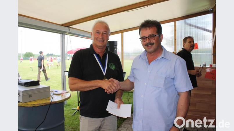 Beim Integrativen Sport- und Spielfest arbeiten Josef Hellerbrand (links), Vorsitzender des SC Weiding, und Bürgermeister Manfred Dirscherl Hand in Hand. Das vielfältige Engagement des Funktionärs wurde nun mit dem Ehrenamtspreis des Bezirks gewürdigt. Bild: eib