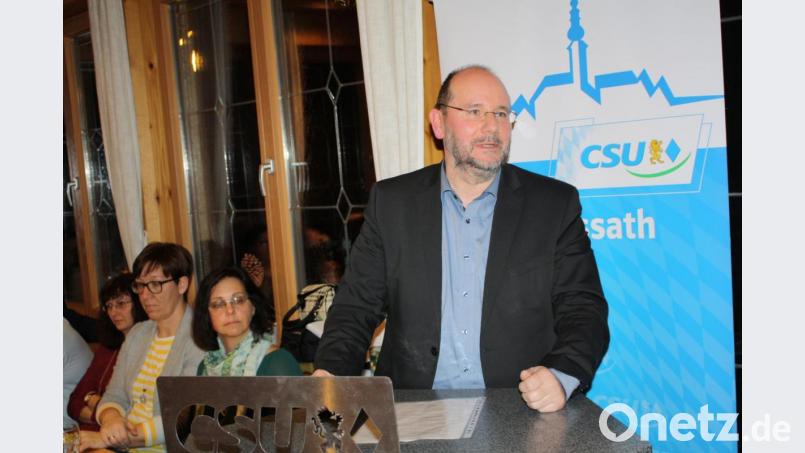 Die wichtigsten Punkte des stadtpolitischen CSU-Programms greift Bürgermeisterkandidat Max Schwärzer beim Politischen Aschermittwoch auf und verwahrt sich gegen den Vorwurf, die Union habe mit dem &quot;Nahwärmenetz Steinbühl&quot; eine SPD-Idee für sich reklamiert. Bild: bjp