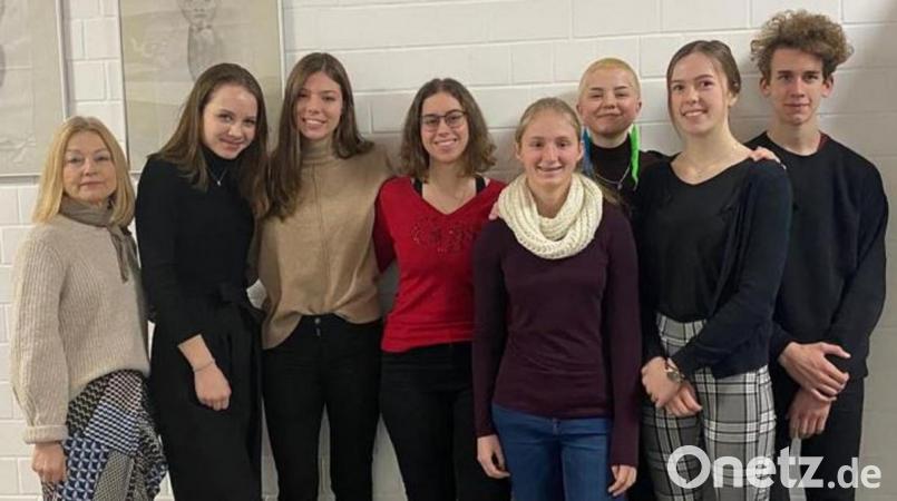 Oberstudienrätin Veronika Frenzel (links) ist am Max-Reger-Gymnasium für den Jugend-debattiert-Wettbewerb zuständig. Das Bild zeigt sie mit den Klassenbesten aus den Jahrgangsstufen 9 bis 11, die im Finale antraten. Bild: Anna Bauer