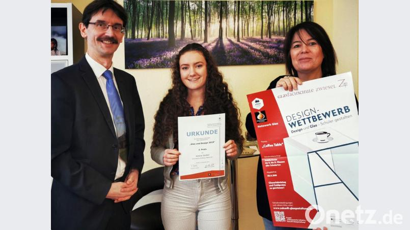 Schulleiter Günter Jehl (links) und Lehrerin Veronika Thomann (rechts) gratulieren Gymnasiastin Jessica Gerber zu ihrem zweiten Platz. Bild: Peter Ringeisen/exb
