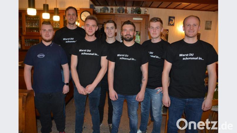 Zwei Tage lang wird Mitte Juni das 90-jährige Bestehen des Burschenvereins „Gemütlichkeit“ Groschlattengrün gefeiert. Sven Forschepiepe, Festleiter Markus Böx, Christian Sommer, Lars Forschepiepe, Rene Kümmel, Andreas Wohlrab und Vorsitzender Stefan Böx (von links) bilden den Festausschuss. Bild: jr
