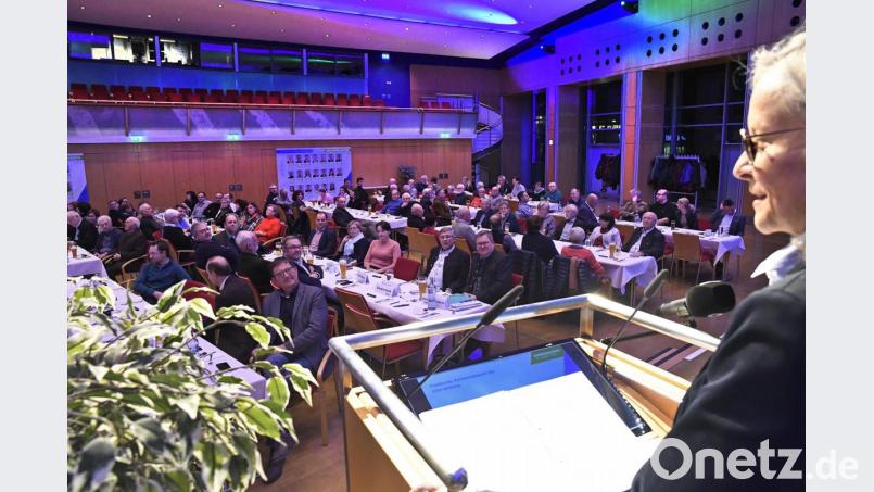 „Wir spielen auf Sieg“, gab CSU-Kreisvorsitzende Michaela Frauendorfer (rechts am Rednerpult) vor den gut 130 Zuhörern beim Politischen Aschermittwoch im ACC aus. Die Gäste ließen sich den Fisch genauso schmecken wie die politische Kost. Bild: Petra Hartl