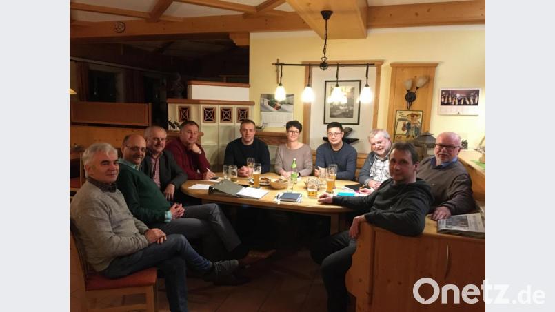 Die Spitzenkandidaten des gemeinsamen Wahlvorschlags von FDP und FWS stellen fest, dass im neuen Kreistag viel Arbeit auf sie wartet. Von links: Hans Pickel, Martin Pöllath, Herbert Pilhofer, Christian Sperber, Christian Weiß, Cassandra Pickel, Benjamin Hiltl, Richard Winter, Hans-Jürgen Reitzenstein und Reinhard Kohl. Bild: cog