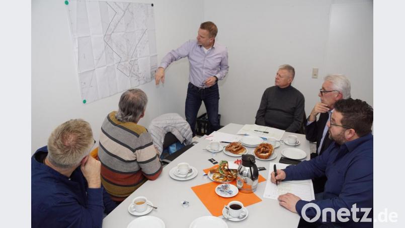 Nach vier verhandlungsreichen Jahren ist es soweit. Das Baugebiet Steinäcker II kann erschlossen werden. Details gaben bekannt (von links): Michael Feit und Andreas Strehl (Bauunternehmen Wilhelm Markgraf), Michael Wagner vom Ing.-Büro Schultes, Mitarbeiter der KFB Robert Rüger, Zweiter Bürgermeister Josef Hecht und Geschäftleiter Thomas Kaufmann. Bild: bkr