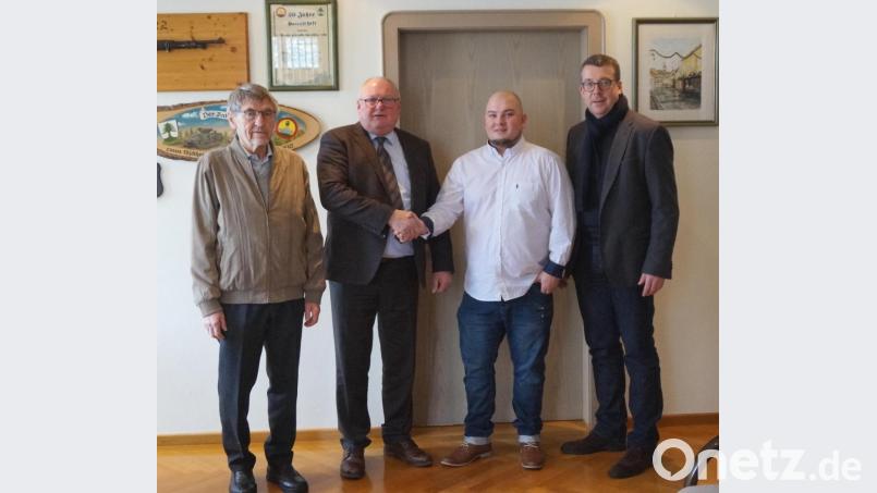 Bürgermeister Heinz Weigl und die Fraktionsvertreter Christian Schneider (rechts) und Josef Lohrer (links) heißen Dominik Gradl (Zweiter von rechts) als neuen Wirt des „Eisenbarth&#039;s“ willkommen und freuen sich über die Vertragsunterschrift. Bild: weu