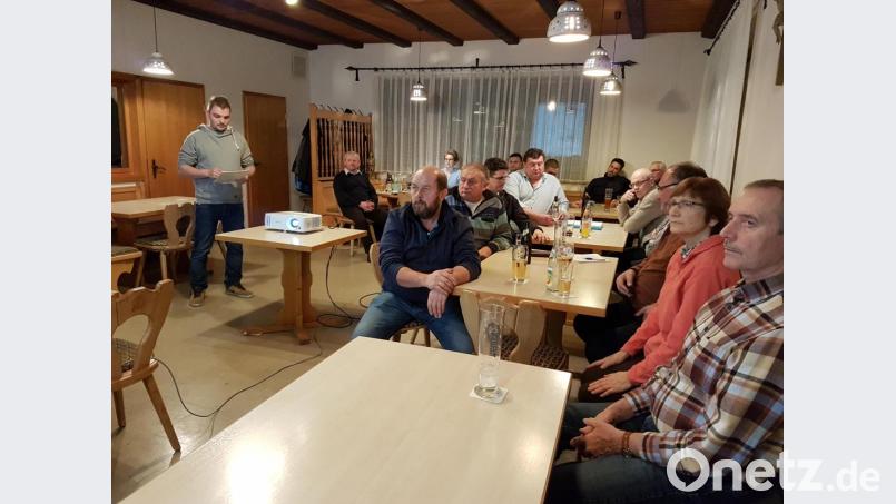 Michael Frohnhöfer berichtet über den Breitbandausbau in der Marktgemeinde. Bild: exb