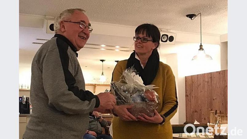 Die FU-Vorsitzende Birgit Barth überreicht Heiner Kohl zum Dank für den lehrreichen Schafkopfkurs einen Geschenkkorb. Bild: sck