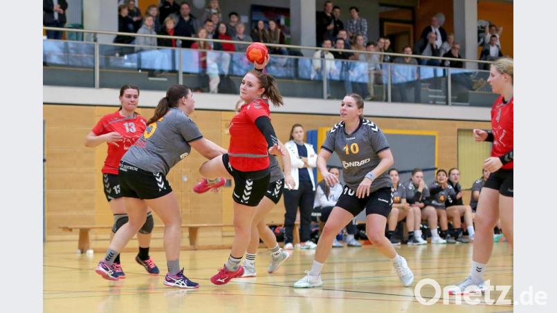 Marie Streit und ihre Mannschaftskolleginnen des HV Oberviechtach empfangen die SG Naabtal zum Lokalderby in der Gymnasiumhalle Bild: Günter Uschold (gud)
