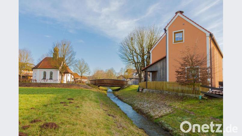 Anwesende Versammlungsteilnehmer sprachen sich dafür aus, dass der Silberbach zeitnah ausgebaggert werden müsste, da sich an mehreren Stellen seit längerer Zeit einiges an Erde abgelagert hat. Bild: soj