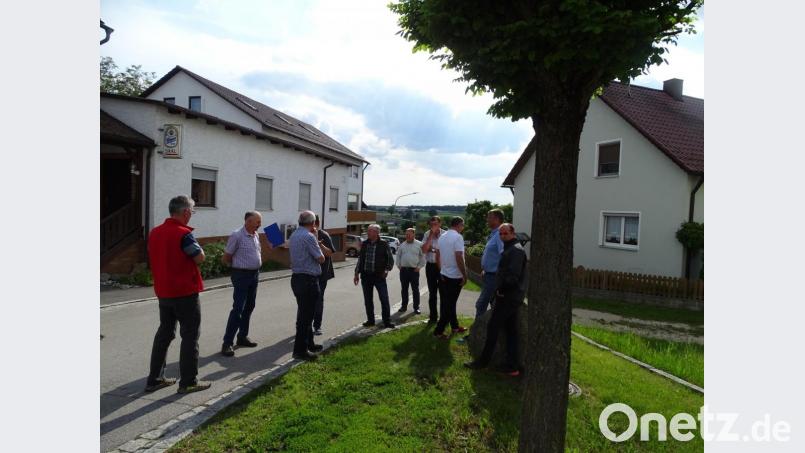Die Diskussion um eine neue Schulbushaltestelle in Högling geht schon lange. Im Mai 2019 ha der Gemeinderat ein Gelände gegenüber dem Gasthaus Hellerbrand an der St.-Margarethen-Straße ins Auge gefasst. Doch diesen neuen Bus-Stopp hält die Polizei nun für eine Verschlechterung der bisherigen Verhältnisse. Bild: Houschka