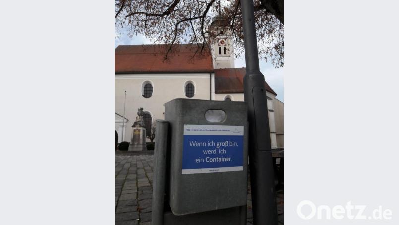 Dieser Abfallbehälter steht an exponierter Stelle in Pfreimd auf dem Marktplatz. Bild: bl