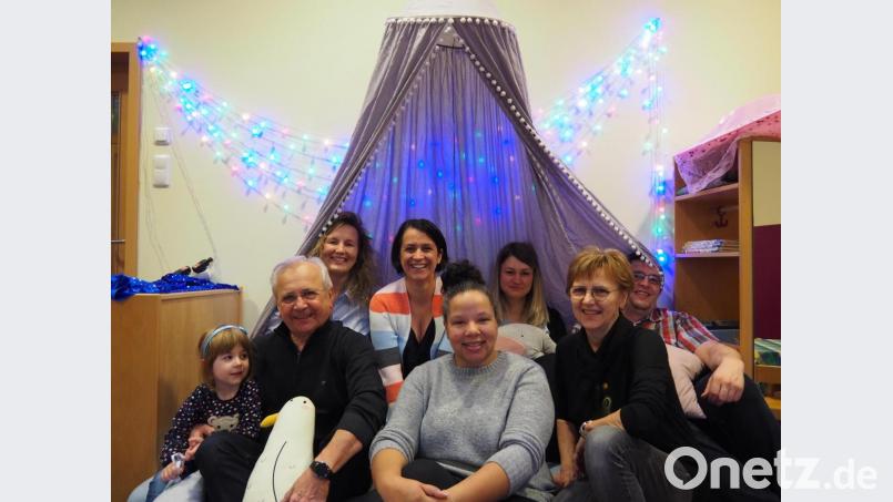 Pauline Renner (von links), Altbürgermeister Hubert Schneider, Cornelia Kausler, CSU-Ortsvorsitzende Tanja Renner, Kindergartenleiterin Jessica Thomas, JU-Jugendbeauftragte Sabrina Drummer, Elisabeth Lohner und Peter Helldörfer testen die neue Kuschelecke im Kindergarten, die mit den insgesamt 300 Euro von CSU, JU und von Privat gestaltet wurde. Bild: exb