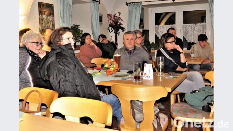 Parteifreunde und Interessierte hörten sich das Wahlprogramm und die persönlichen Ziele der Kandidaten des Kreisverbandes von Bündnis 90/Die Grünen an. Bild: ubb