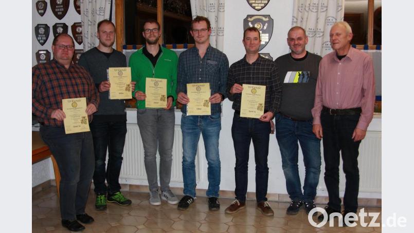 Christian Müller, Fabian Puß, Kevin Puß, Florian Beer und Daniel Schildknecht (von links) dürfen ihre Produkte mit dem Vermerk „Gold 1a“, bzw. „Silber“ schmücken. Zum Erfolg gratulierten Kreisvorsitzender Johann Schön und der Vorstand des Imkervereins Wiesau-Schönhaid, Hubert Greil (von rechts). Bild: wro