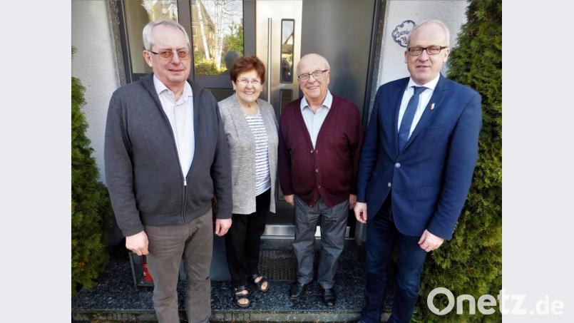 Mit seiner Ehefrau freut sich Herbert Demleitner (Zweiter von rechts) über die Glückwünsche von Bürgermeister Bernhard Lindner (rechts) und des Seniorenbeauftragten Erich Freisinger (links). Bild: ibj