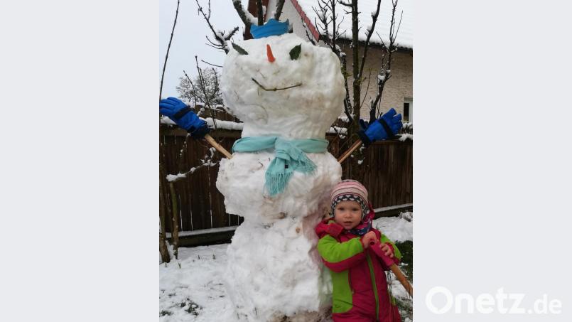 Die knapp zweijährige Pia freut sich über ihren ersten Schneemann. Bild: Anita Ertl/exb