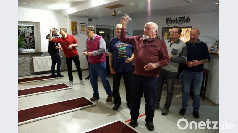 Willy Merkl (vorne) beim Pfeilwurf. In Immenreuth treffen sich Gleichgesinnte, um miteinander in Geselligkeit Dart zu spielen. Bild: bkr