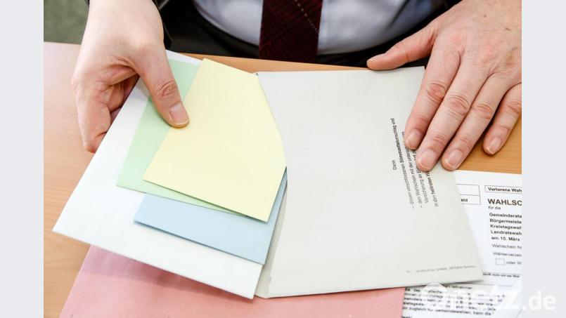 So klappt die Briefwahl: Die ausgefüllten Stimmzettel müssen in den grauen Umschlag. Nicht ineinandergefaltet, sondern einzeln. Der graue Umschlag kommt zugeklebt zusammen mit dem ausgefüllten und unterschriebenen Wahlschein in den roten Umschlag. Zukleben, abschicken oder im Wahlamt abgeben, fertig. Bild: Hösamer